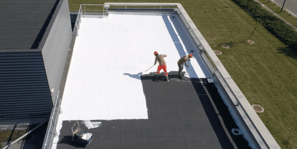 Application d'un revêtement réfléchissant au rouleau sur une surface