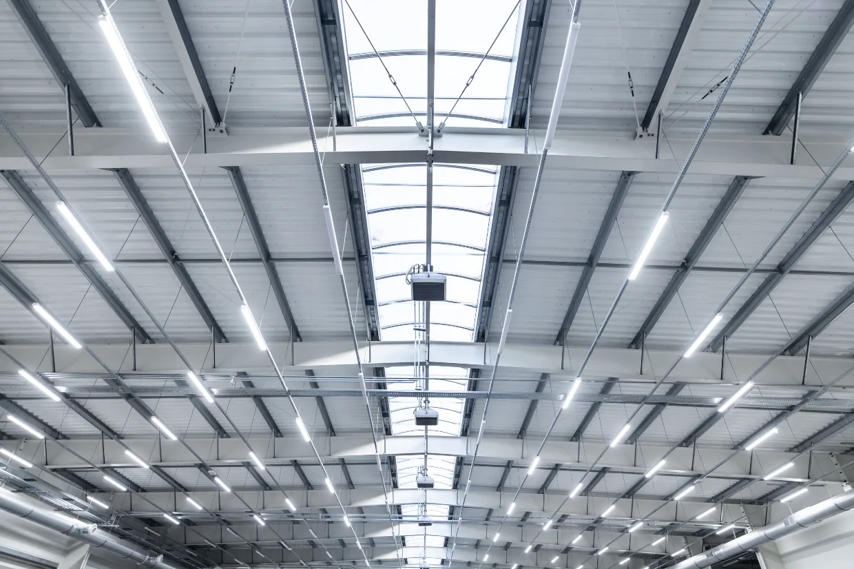 Couloir de bâtiment professionnel éclairé par des luminaires LED de plafond