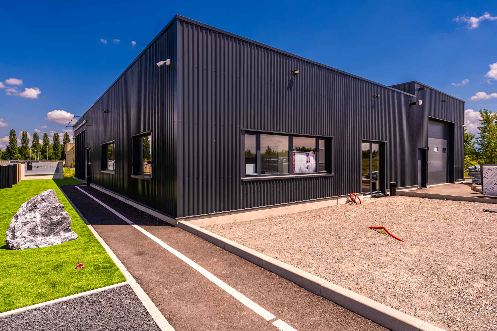 Bâtiment professionnel moderne avec façade métallique rénovée