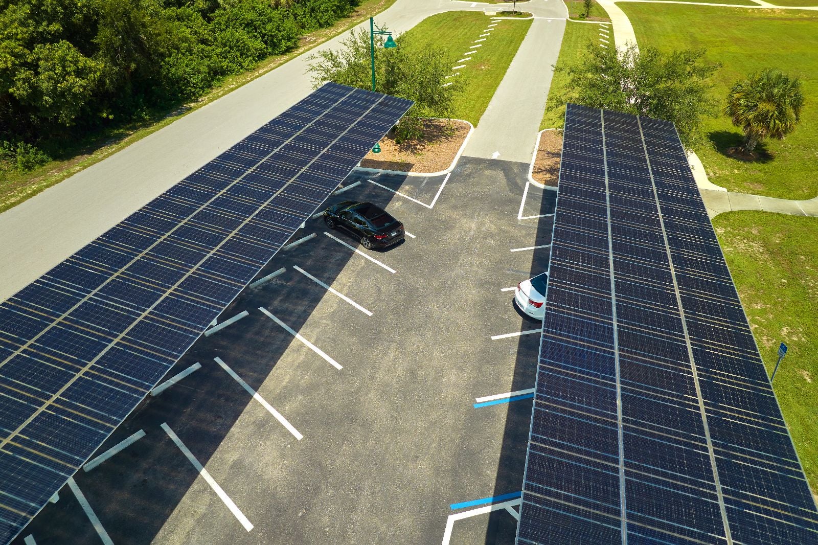Carport solaire photovoltaïque pour le stationnement et la production d'énergie d'une entreprise